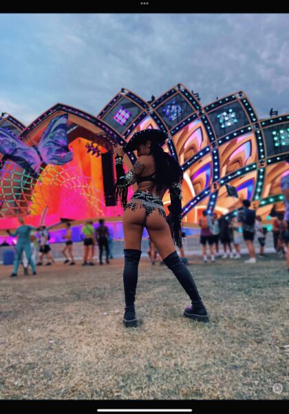 I just wanna make out with all my friends at edc ugh