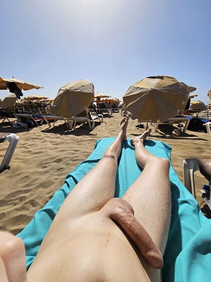 Erezione per nudisti gay sulla spiaggia