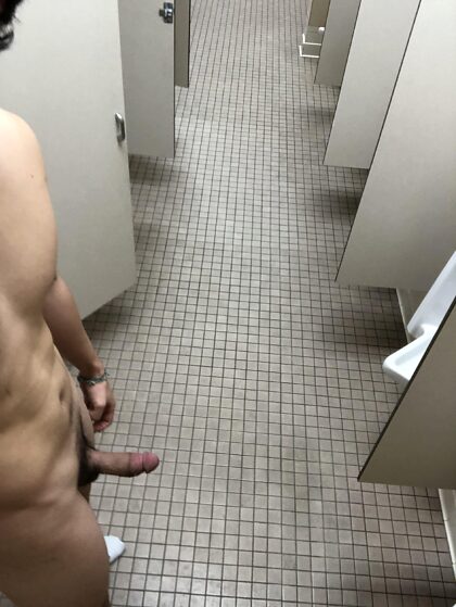 ¿Qué dirías si me pillaras desnuda en el baño del centro comercial?