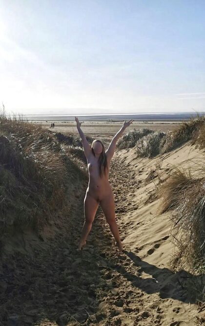 今日、砂丘で裸で歩いていたらたくさん見られました
