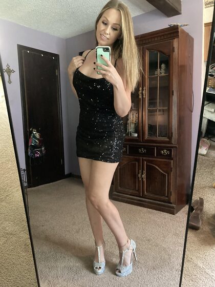Ich fühle mich super sexy in diesem Paillettenkleid und den High Heels