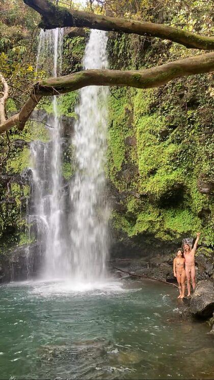 Cascada secreta en la Isla Grande de Hawaii
