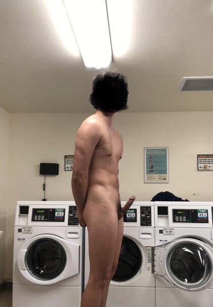 Wie würdest du reagieren, wenn du meinen steinharten Schwanz im Waschsalon siehst?