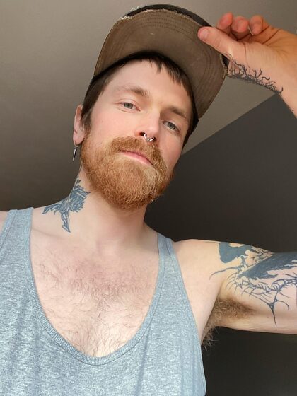 喜欢纹身的酷儿农民吗？  32 岁，缅因州。