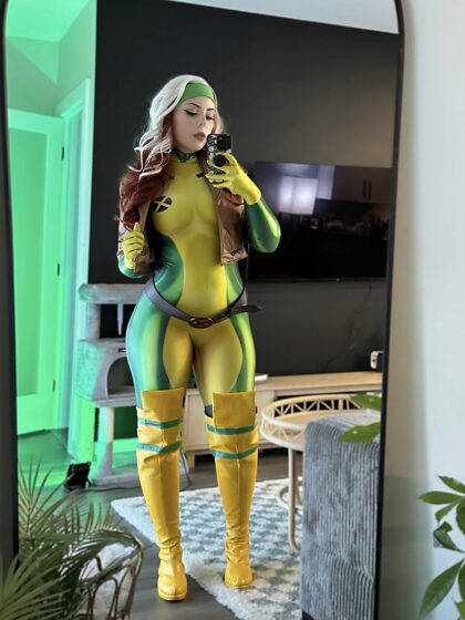 Rogue from the X-men by WitchyTephie