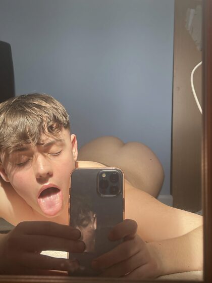 Just a twink slut in need of a fuck x
