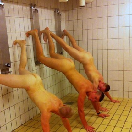 Handstand unter der Dusche