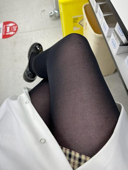 今天回到实验室，一如既往的连裤袜