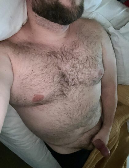 睡不着……有人有兴趣和我一起爬到床上吗？