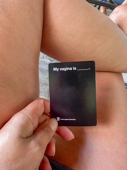 Salí a la noche de juegos.  Obtuve la tarjeta negra con “sabroso y delicioso”.