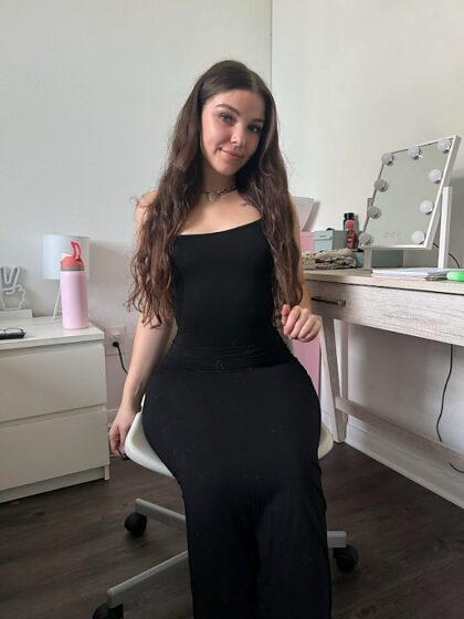 我的黑色连衣裙在约会时看起来够紧吗？