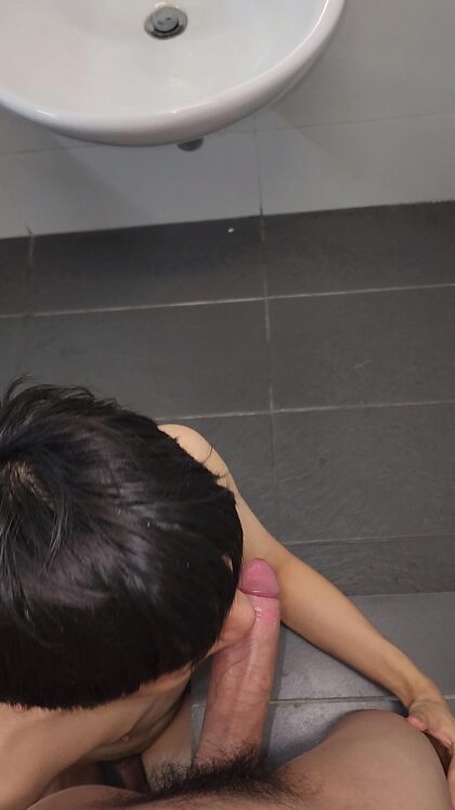 这个亚洲小伙在健身房的厕所里向我走来，问我能不能舔掉我阴茎和睾丸上的汗水