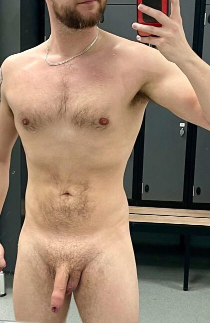 Siempre me gusta desnudarme en el vestuario del gimnasio.