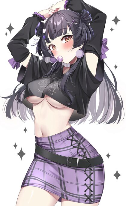 Fuyuko in zwart cropped shirt en paarse rok met lolly