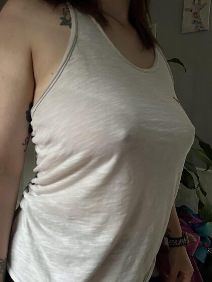 Ich liebe, wie meine Brüste in diesem Shirt aussehen.