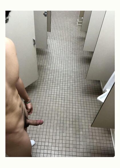 Cosa diresti se mi sorprendessi nuda nel bagno del centro commerciale?