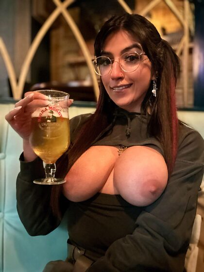 ビールを一杯おごってくれたら、パキスタンの乳首を見せてあげるよ