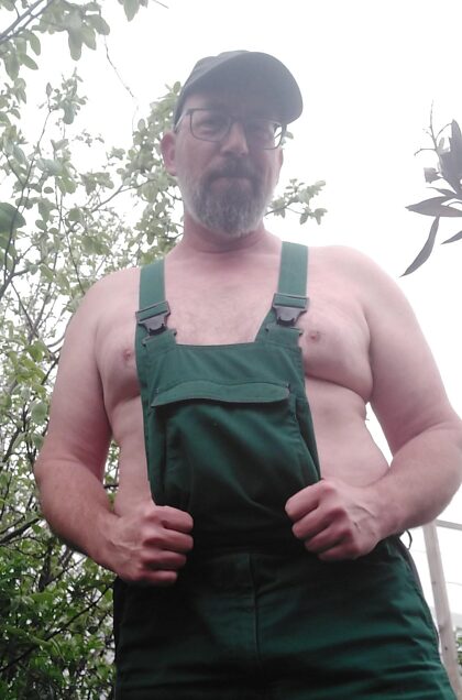 Would you let me work in your garden like that?....swipe....