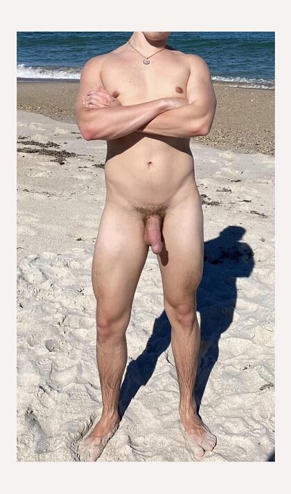 Seu pau não parava de se masturbar na praia de nudismo