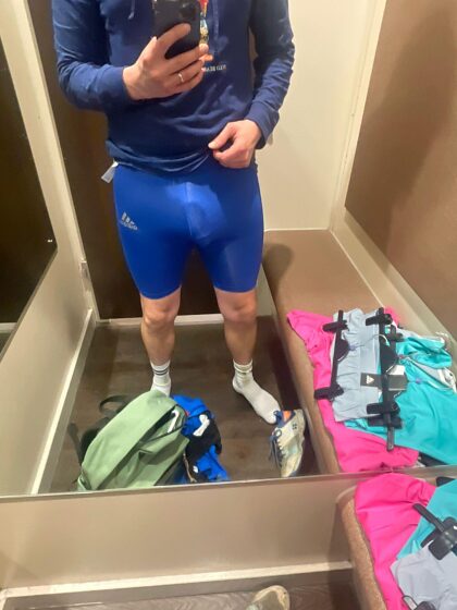 Beaucoup de gens ont suggéré des shorts de compression.  Je n'arrive pas à me décider, vert ou bleu ?