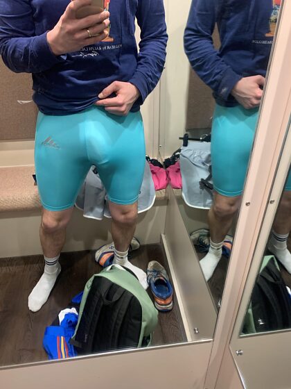 Muitas pessoas sugeriram shorts de compressão.  Não consigo decidir, verde ou azul?