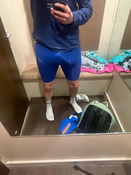 很多人建议穿压缩短裤。  我就是无法决定，是绿色还是蓝色？