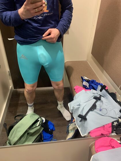 很多人建议穿压缩短裤。  我就是无法决定，是绿色还是蓝色？