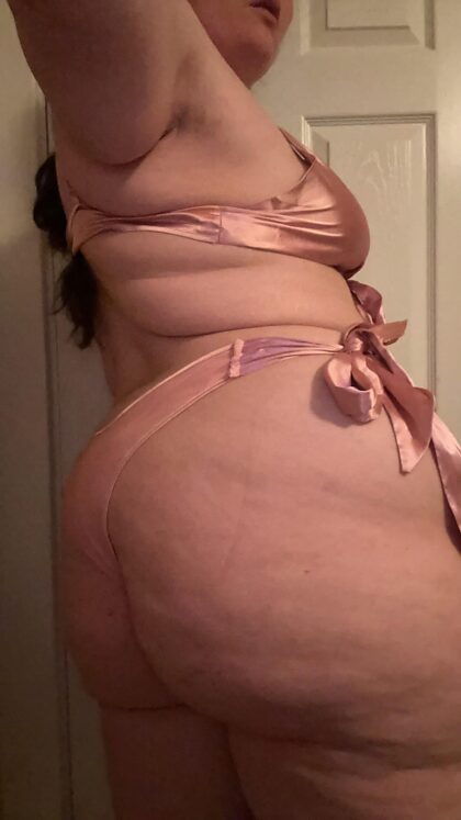 Unwrap me & then fuck me while my husbands away~