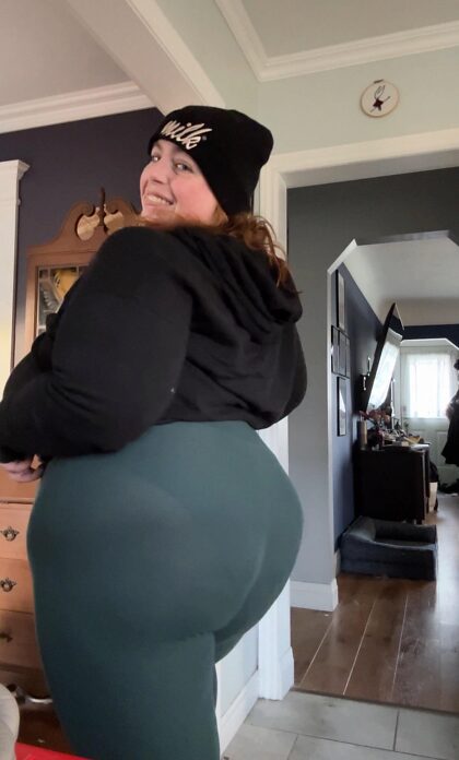 Swipe to take my leggings off… you can sniff them if you want 