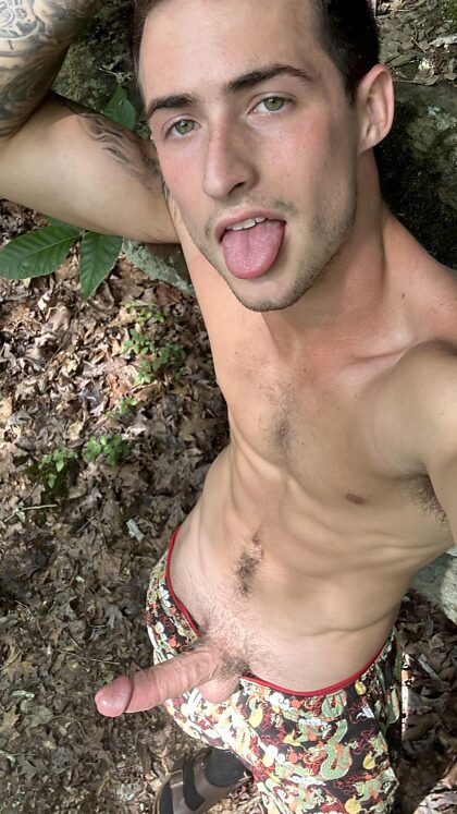森の中で私の若いチンポを見つけたのね…どうするの？