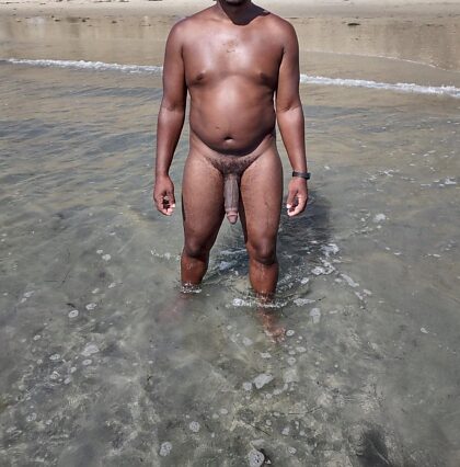 Черный мужчина на пляже Блэка!
