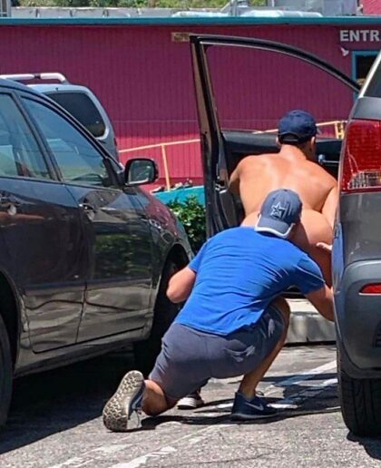Wie van jullie geile klootzakken werd op de parkeerplaats gerimd?