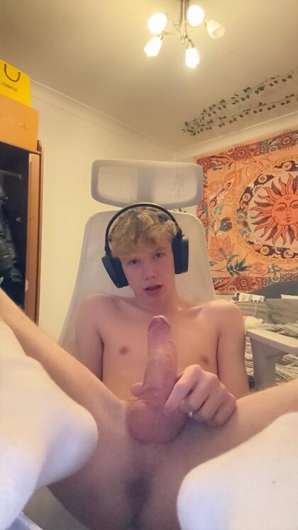 anyone want my twink ass 