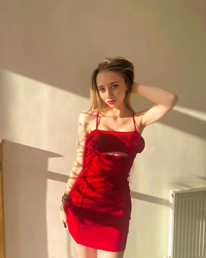 这件红色连衣裙非常合身