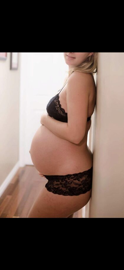 Wie denkt dat zwangere vrouwen er het beste uitzien in zwarte lingerie?