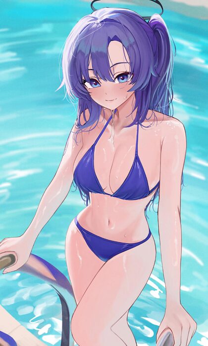 Yuuka 在泳池边