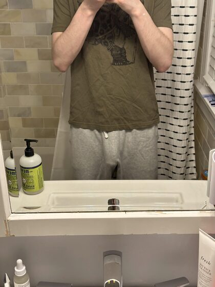 Been getting riskier in public with my choice of sweats >.>