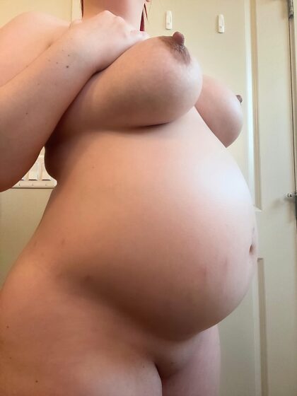 Gefällt dir die Größe meines schwangeren Bauches?