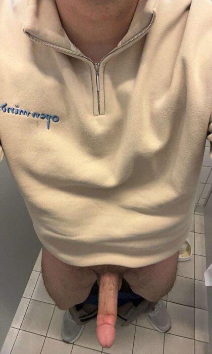Who‘s gonna suck me off in a public stall?