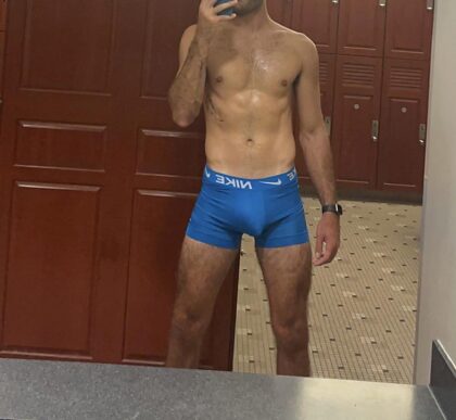Who’d notice my bulge in the locker room? M24