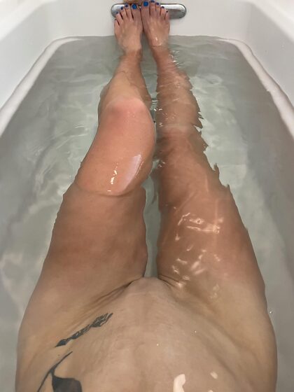 Me gusta relajar estas piernas en la bañera.
