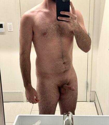 Desnuda en el baño de hombres del trabajo para esta foto
