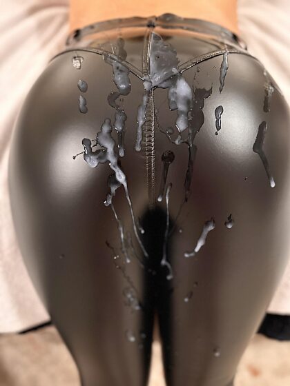 Ich liebe es, wie das Sperma auf meinen glänzenden Lederleggings aussieht :)