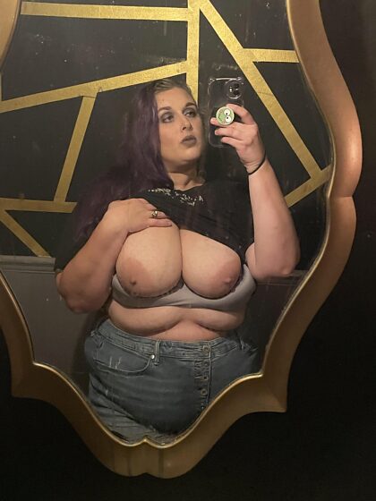 Nackt-Selfies auf der Toilette einer Bar