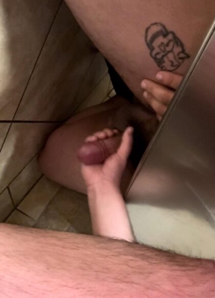 ショッピングモールのトイレで男を誘惑して、トイレでセックス