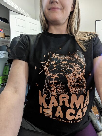 Nog een aflevering van wat er onder mijn t-shirt zit?  TS Karma Cat-editie