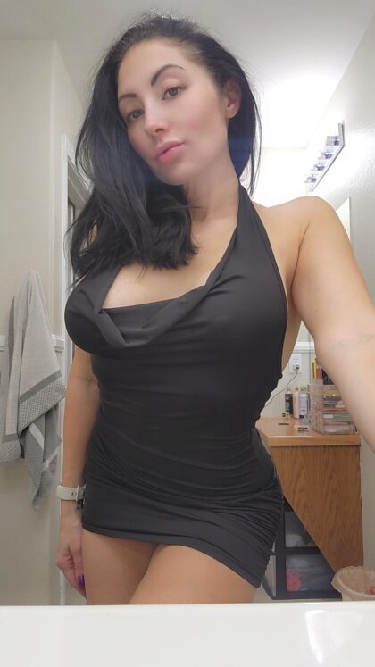 Vind je mijn kleine zwarte jurkje leuk?