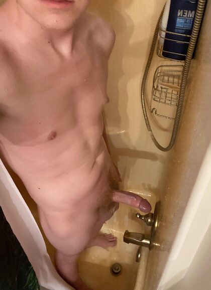 Juste un garçon maigre et excité sous la douche
