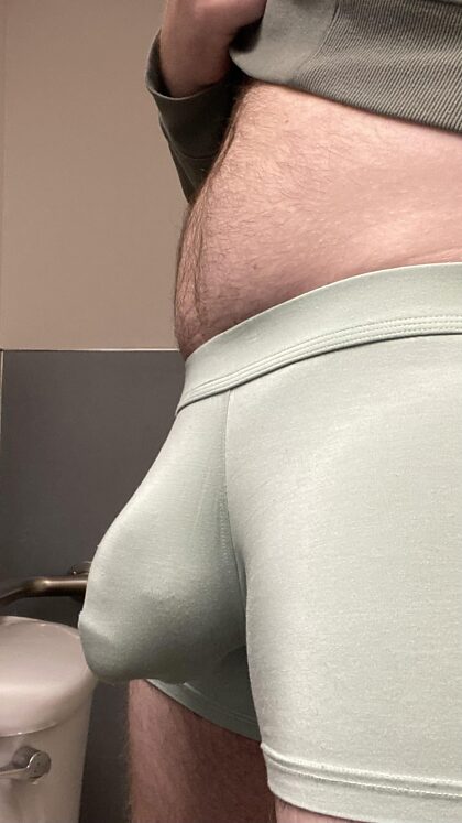 在办公室卫生间里，想知道每天有多少同事透过我的牛仔裤注意到这一点