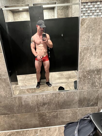 Who likes little dick muscle bottoms??